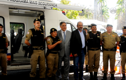 Governador do Estado de Minas Gerais, Fernando Pimentel, prefeito de Belo Horizonte, Alexandre Kalil, tendo ao lado seis policiais militares e atrás uma van com os dizeres: Programa Mais Segurança. 