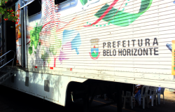 Carreta de cor cinza com os dizeres Prefeitura de Belo Horizonte. 