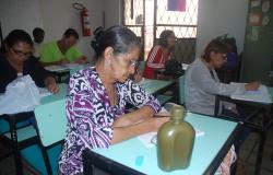 Dona Maria Lúcia Neto, em destaque, na foto tirada dentro de uma sala de aula