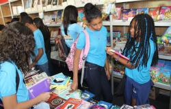 Alunos escolhem livros no Salão do Livro.