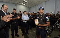 Prefeito Alexandre Kalil ao lado de mais de vinte guardas municipais em aniversário; à frente, guarda municipal de bicicleta.