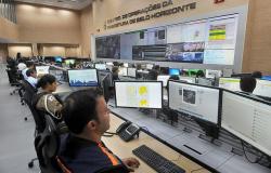 Mais de doze pessoas diante dos computadores do Centro de Operações da PBH (COP BH), trabalhando.