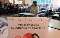 Cerca de doze profissionais da E.M. José Madureira Horta, na Pampulha, que participaram de treinamento sobre Segurança no Trabalho.