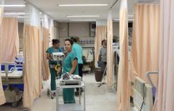Três enfermeiras em ambiente hospitalar do Hospital Municipal Odilon Behrens, com macas e aparelhos hospitalares. Foto Ilustrativa.