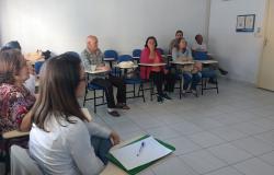 Sete pessoas se reúnem em sala de centros de saúde na luta contra o tabagismo.