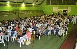 Mais de 50 pessoas sentadas em ginásio escolar, participando de Pré-Conferência Municipal de Políticas sobre Drogas de anos anteriores. Foto Ilustrativa.
