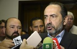 Prefeito Alexandre Kalil dá entrevista a diversos veículos de comunicação ao lado de representante do Sindicato do Taxistas (Sincavir-MG), Avelino Moreira.