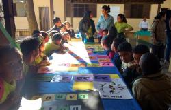 Crianças participando do programa na Escola Municipal Milton Campos