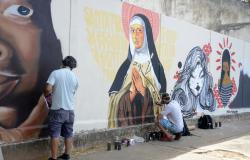 Artistas grafitam muro em área da região Leste de Belo Horizonte. Primeira obra traz Santa Tereza, Padroeira do bairro