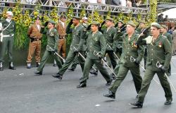 Desfile de Sete de Setembro de ano anterior, com mais de sete soldados fardados de verde e com espadas.