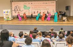 Sete mulheres se apresentam em abertura do FLI BH com plateia com mais de doze pessoas assistindo. 