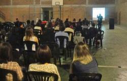 Mais de dez pessoas assistem a palestra na Pré-Conferência de Políticas sobre Drogas, na Regional Leste.
