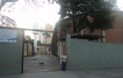 Fachada da Escola Municipal Santos Sumont ao cair da tarde.