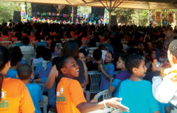 Mais de 50 crianças do Programa Escola Integrada na Regional Venda Nova  assistem a comemoração de 10 anos do programa no Parque Lagoa do Nado.