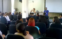 Homem e mulher dão palestra para alunos da Rede Municipal de Ensino.