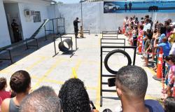Guarda municipal realiza demonstração de treinamento com cães para familiares e amigos durante 3ª Festa da Família GMBH