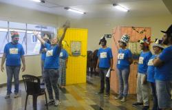 Atores ensaiam esquete "Mala lúdica"
