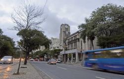 Fachada da Prefeitura de Belo Horizonte durante o dia. 