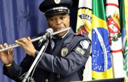 Músico da Banda da Guarda Municipal de BH tocando flauta