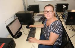 Vendedora Fabíola Godin de Vargas, sentada em frente ao computador.