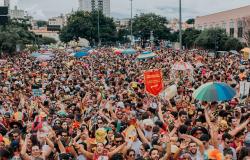 Mais de duzentas pessoas participam do bloco de rua Então Brilha!, na avenida dos Andradas, durante o dia. 