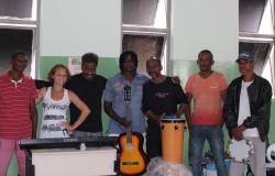 Sete integrantes do grupo musical formado por pessoas em situação de rua.