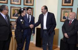 Prefeito Alexandre Kalil, ao lado de vereadores da Câmara Municipal de BH, cumprimenta Guarda Municipal. 