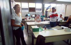 Cinco funcionários da Coordenadoria de Atendimento Regional Venda Nova em sala da Prefeitura.