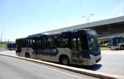 ônibus da nova frota parado