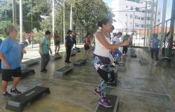 Mais de dez pessoas participam de aula de step na Academia da Cidade do bairro Boa Vista, região Leste de BH.
