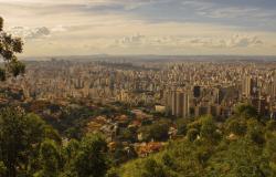 Cidade de Belo Horizonte com muitos prédios e céu azul.