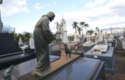 Escultura em túmulo no Cemitério do Bonfim