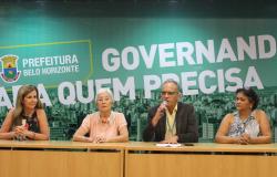 Mesa de abertura do lançamento do Diagnóstico do Idoso, com quatro pessoas: Sandra Mendonça Mallet, presidente do Conselho Municipal do Idoso;  Laura Wong, professora do Centro de Desenvolvimento e Planejamento Regional da UFMG; José Crus, subsecretário de Assistência Social; Geisa Moreira, diretora de Políticas para a Pessoa Idosa.