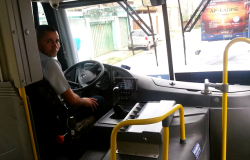 Motorista ao volante de novos ônibus da BHTrans. 