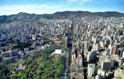Imagem da Avenida Afonso Pena, em direção à Serra do Curral. A área central e Pampulha são as regiões de menor declividade de BH.
