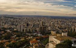 Cidade de Belo Horizonte com muitos prédios e céu azul.