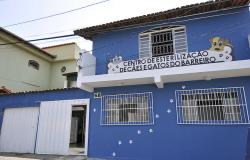 Fachada do Centro de Esterilização de Cães e Gatos Barreiro, durante o dia.