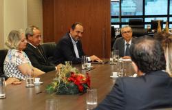 O prefeito de Belo Horizonte, Alexandre Kalil; o presidente do TJMG, desembargador Hebert José Almeida Carneiro, assinaram o Termo de Cooperação Técnica, acompanhados de equipes municipais e do judiciário.