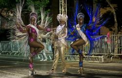 Rainha e princesa do Carnaval de Belo Horizonte 2017 dançam ao lado de Reim Momo. 