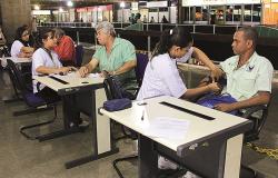Cidadãos verificam pressão e checam dados de saúde na Rodoviária. 
