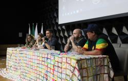 Mesa de abertura do Projeto Territórios, com cinco integrantes.