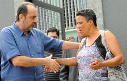 Prefeito Alexandre Kalil cumprimenta usuária do Complexo de Saúde do Barreiro
