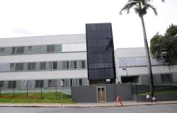 Prédio do Complexo de Saúde do Barreiro com grade e grama verde
