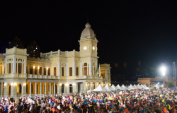 Praça da Estação, com mais de duzentas pessoas, em evento não identificado.