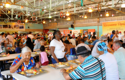 Mais de cinquenta pessoas almoçando em restaurante popular em natais anteriores. 