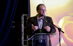 Vice-prefeito Paulo Lamac, palestrando, de pé.