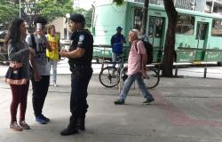Guarda municipal orienta cidadãos sobre segurança no centro.