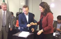 Vittorio Medioli, prefeito de Betim e presidente do Consórcio, e Maíra Colares, Secretária da SMASAC, assinam Termo de Parceria de Cooperação Mútua que cria casa-abrigo 24h para vítimas de violência doméstica.