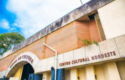 Fachada do Centro Cultural Nordeste durante o dia.