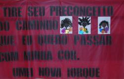 Cartaz produzido por crianças com os dizeres: "Tire o seu preconceito do caminho, que eu quero passar com a minha cor. Umei Nova Iorque"
